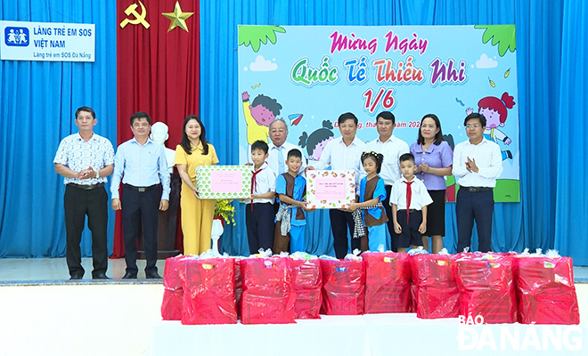 lanh dao thanh pho tang qua 1 6 cho thieu nhi 2
