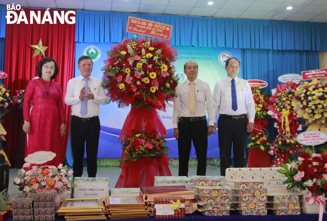 lanh dao thanh pho tang qua 1 6 cho thieu nhi 3