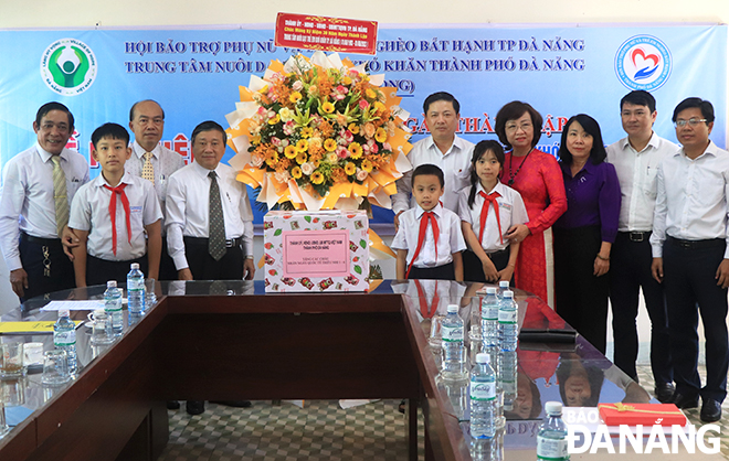 lanh dao thanh pho tang qua 1 6 cho thieu nhi