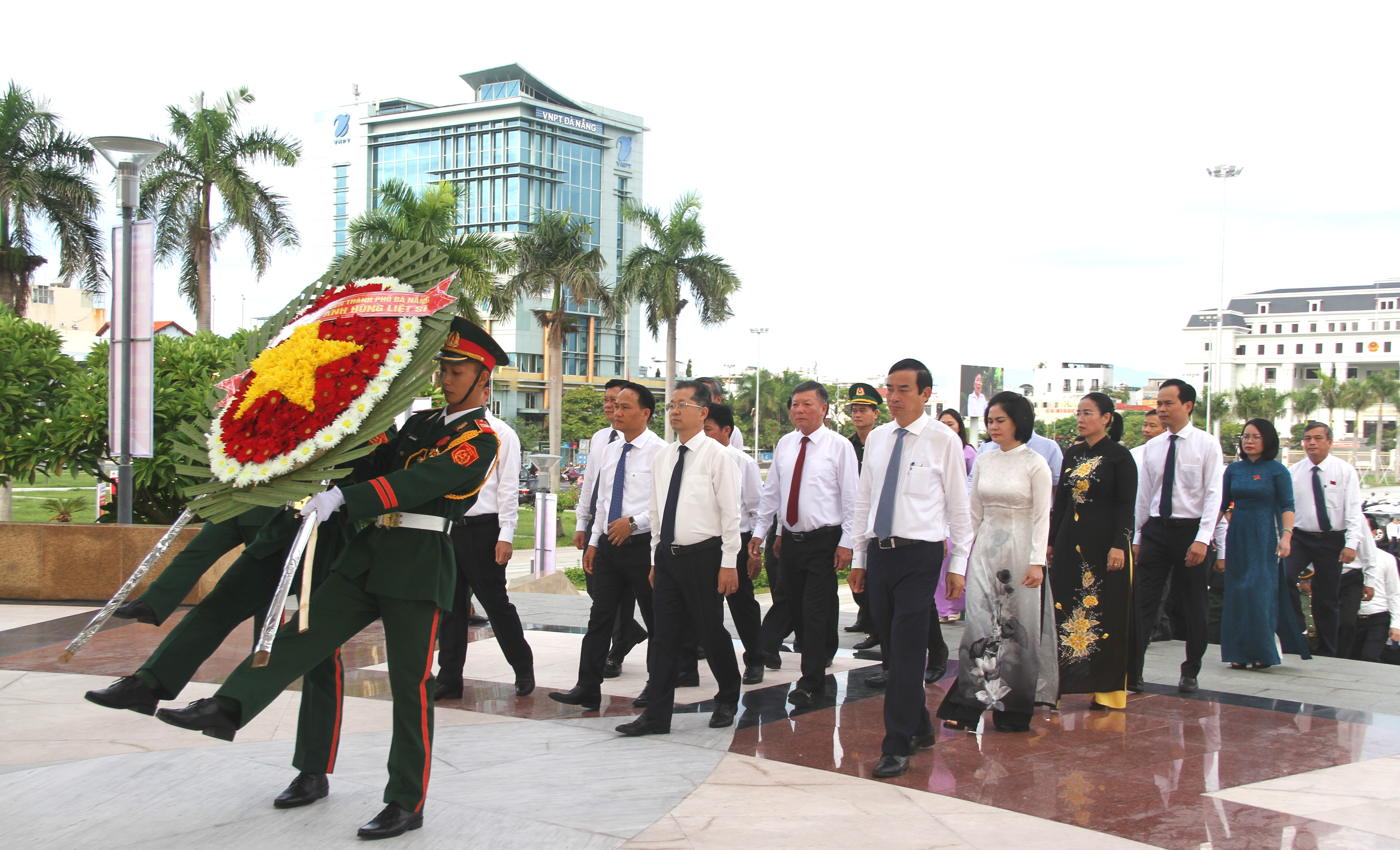 lanh dao thanh pho tham gia dinh tbls 2