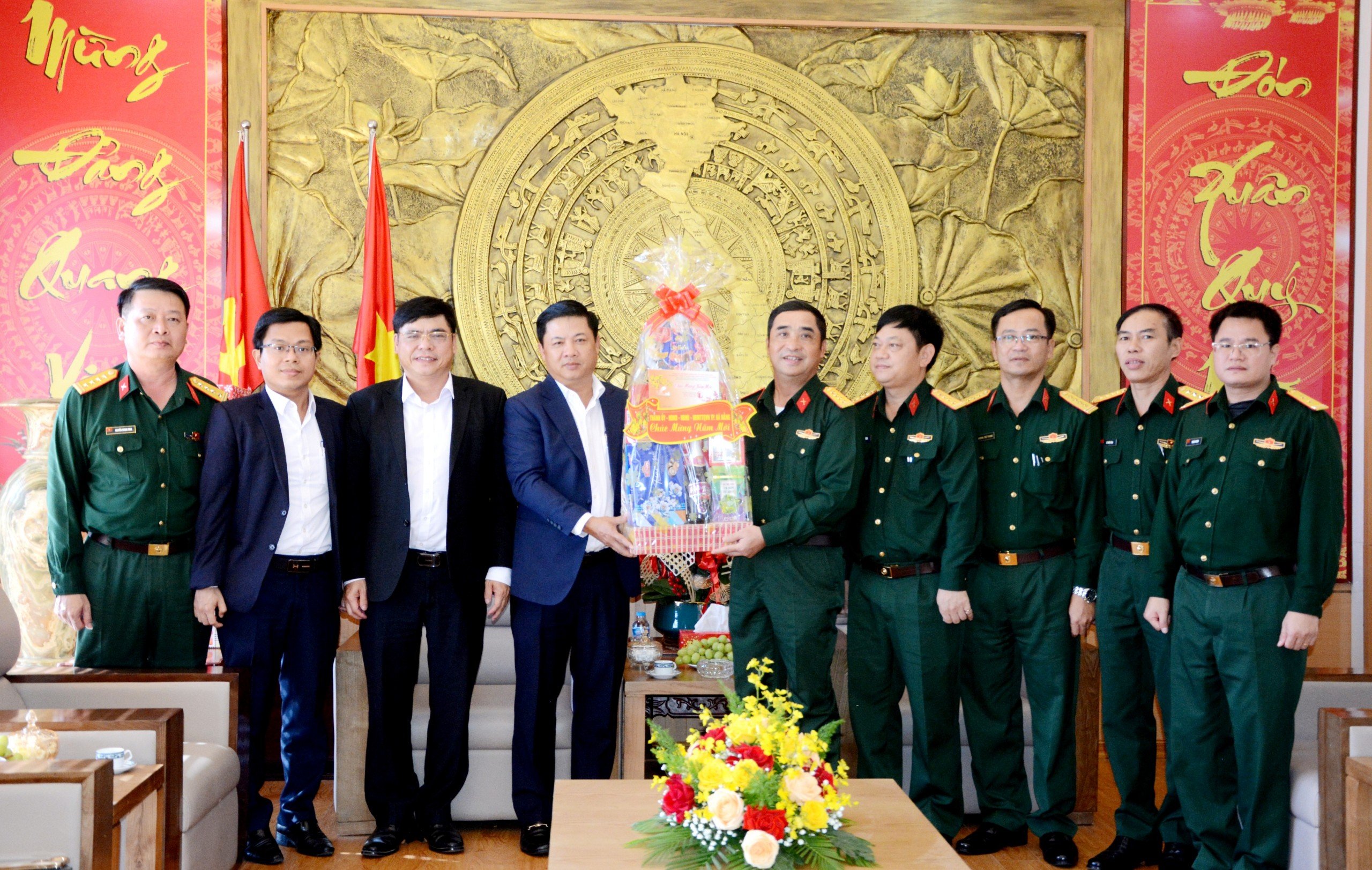 lanh dao tp tham va chuc tet cac don vi 1