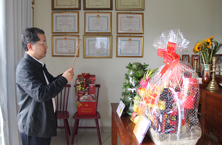 lanh dao tp tham va chuc tet cac don vi 4