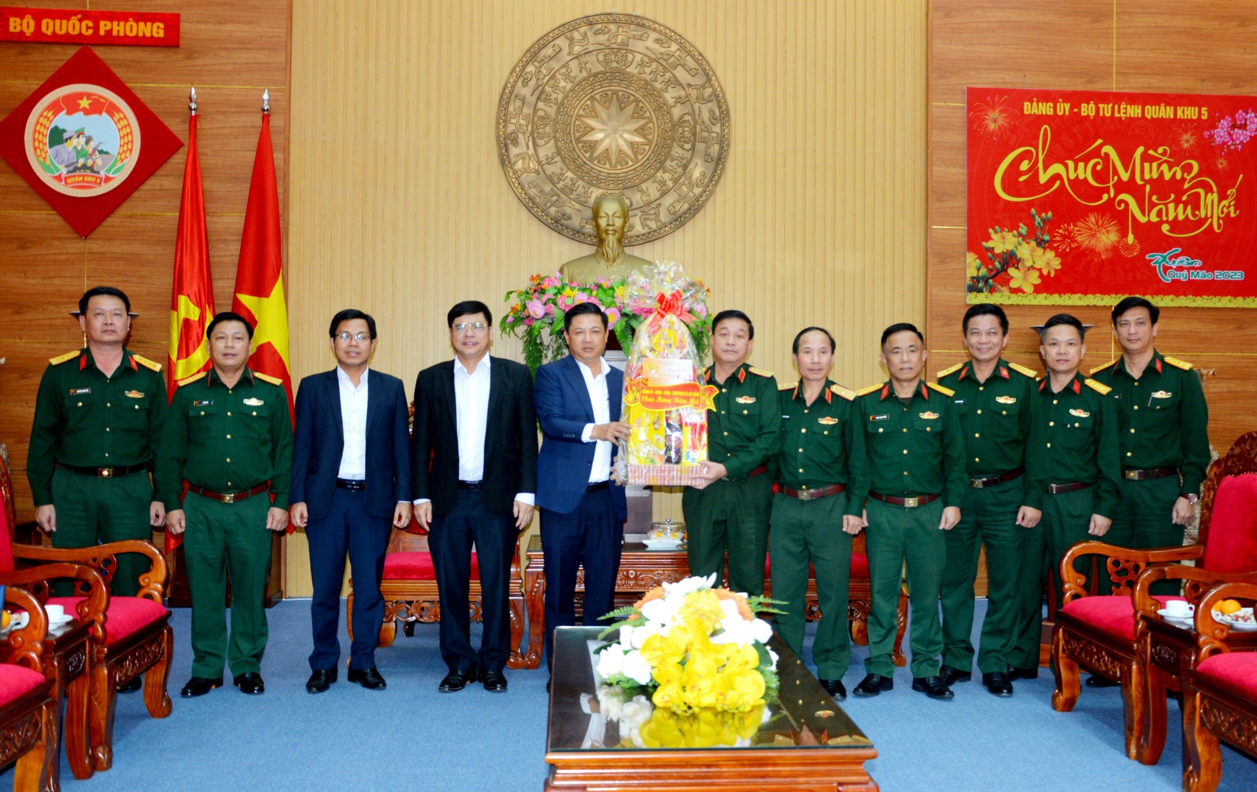 lanh dao tp tham va chuc tet cac don vi