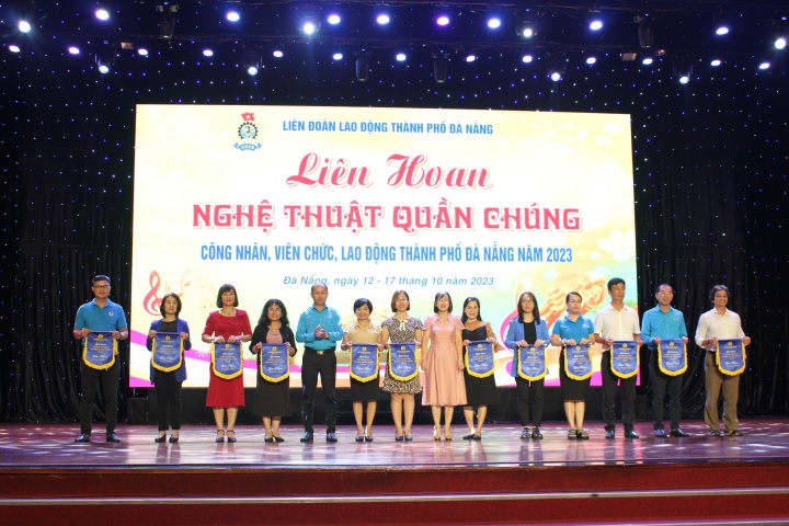 lien hoan nghe thuat quan chung 1210