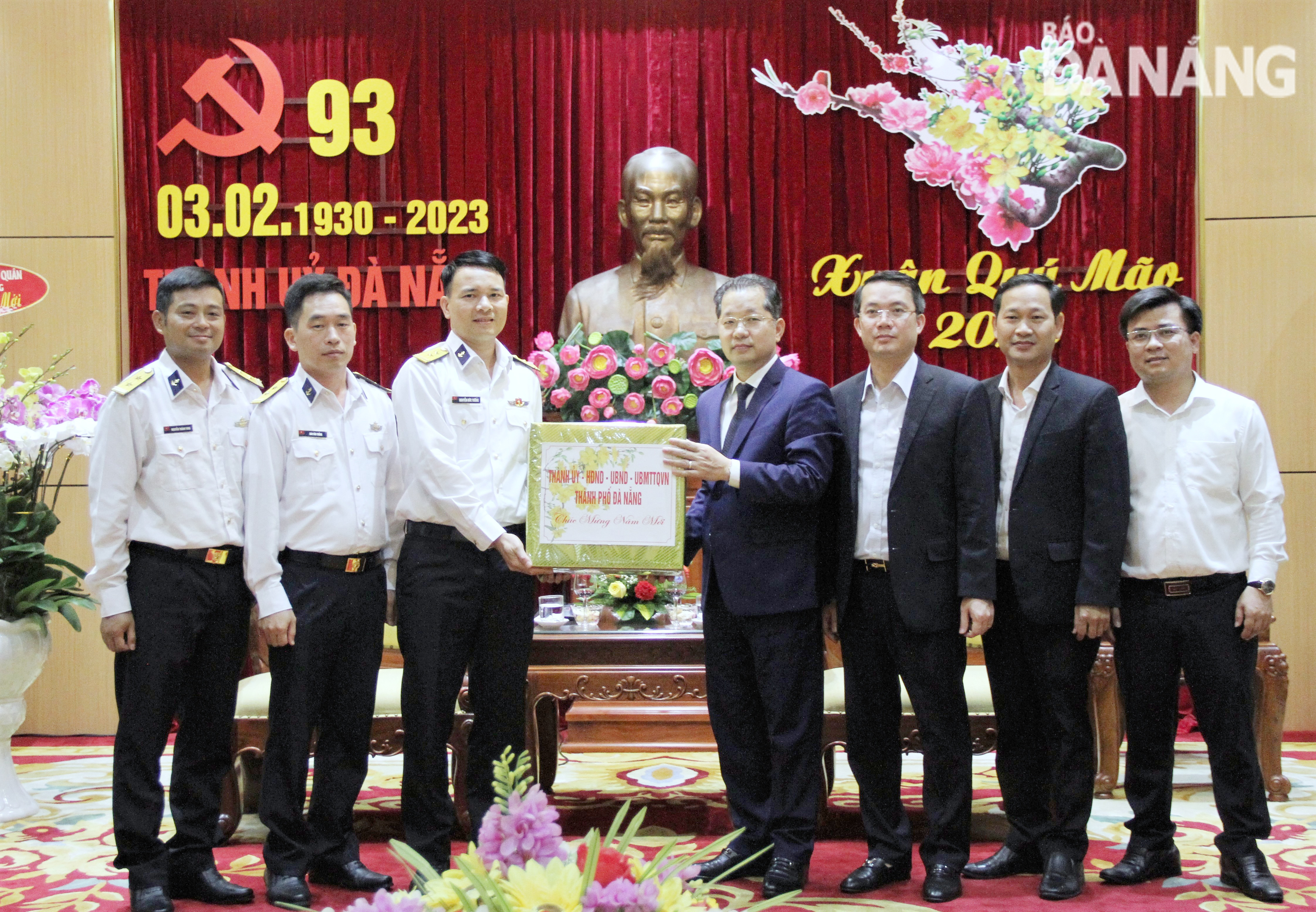 lu doan tau ngam chuc tet thanh uy 1