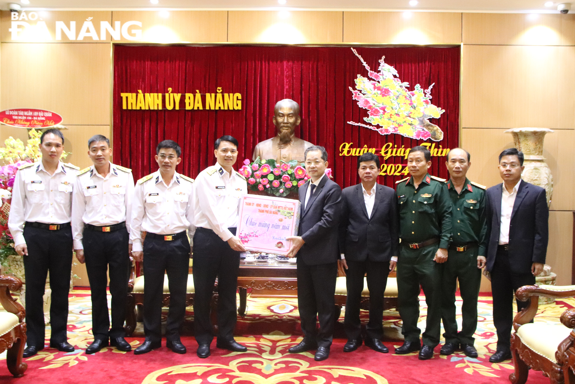 luc luong hai quan chuc tet thanh pho 1