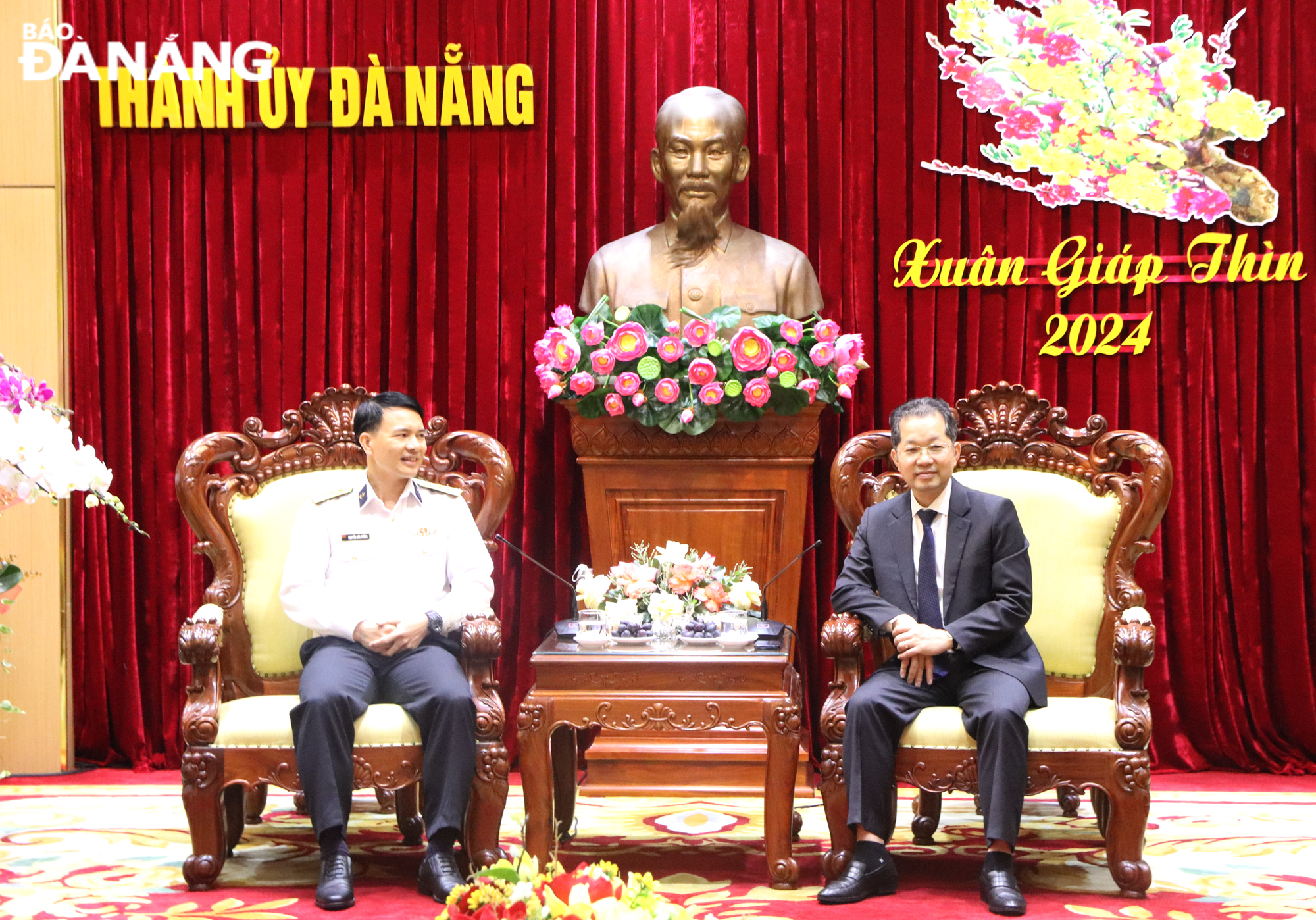 luc luong hai quan chuc tet thanh pho
