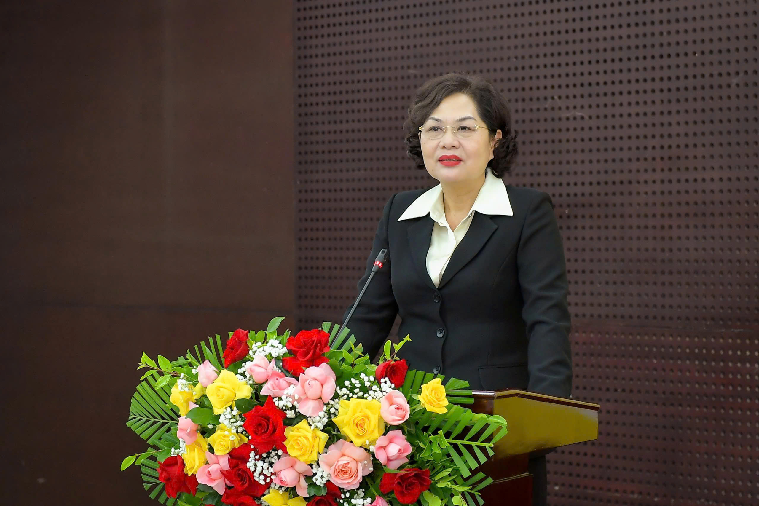 ngan hang nha nuoc trao 10 ty cho dn 2c qn 2c hue 1