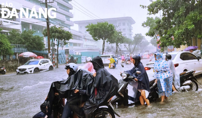 ngap truoc cong truong nguyen hue