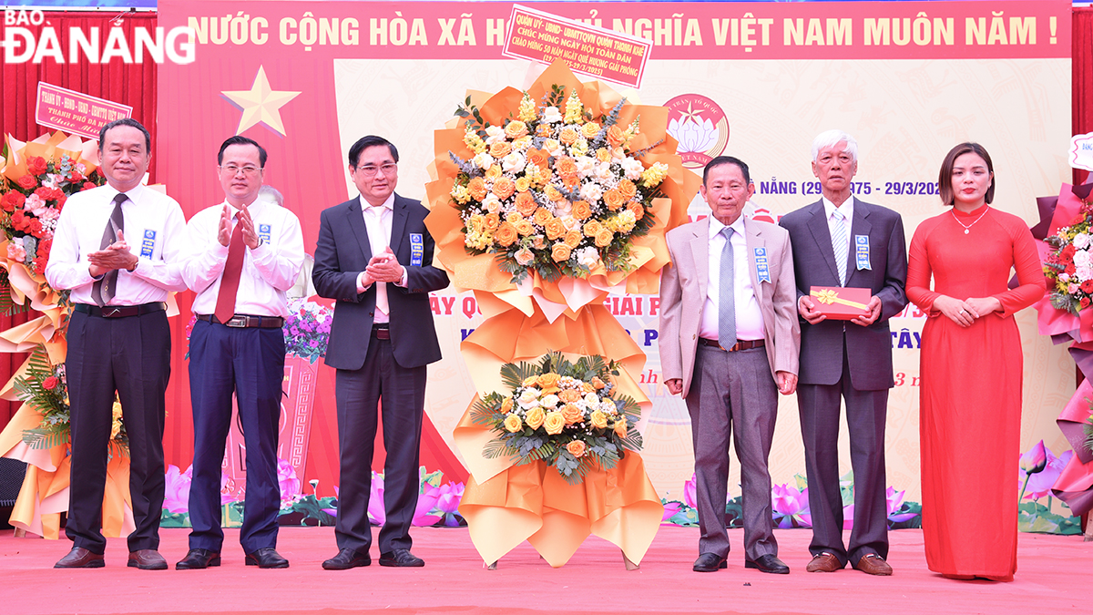 ngay hoi toan dan 50 nam ngay giai phong que huong 10