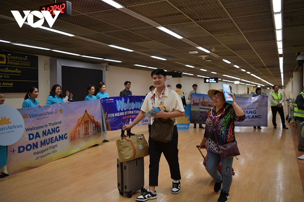 nhung hanh khach tren chuyen bay dau tien cua chang bay moi don muang da nang ha canh tai thu do bangkok vao toi 29 11 2023 0