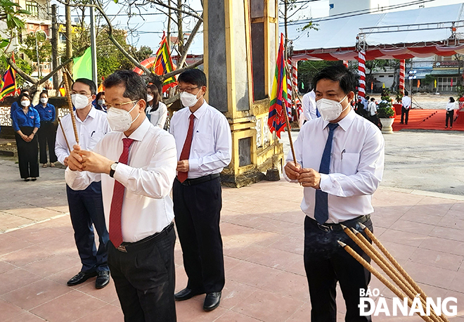 offering incense in tribute to the martyrs