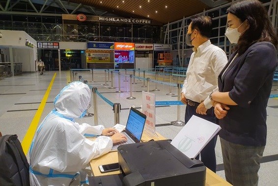 passengers register for rapid covid 19 tests at da nang international airport