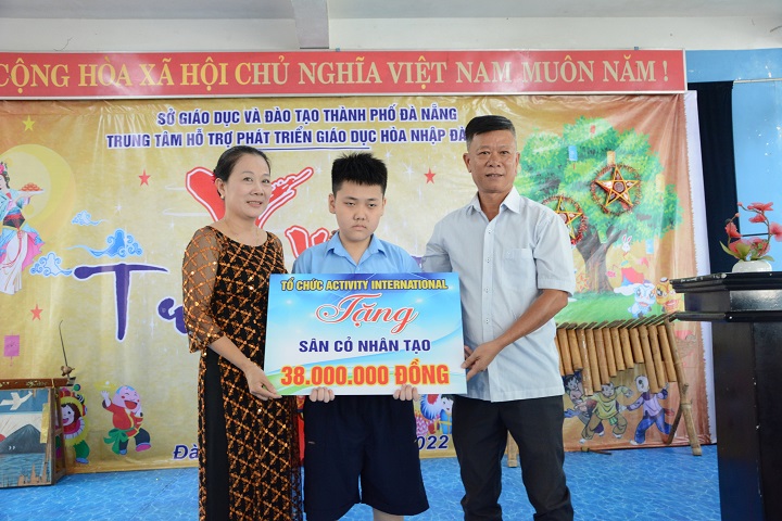 pho chu tich ubnd ngo thi kim yen tang qua cho tre em 1