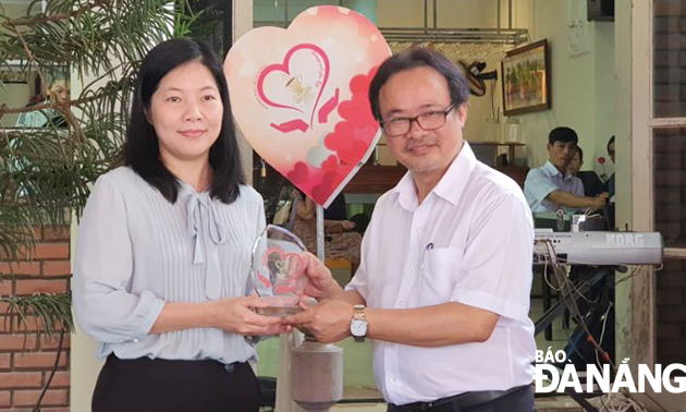 presenting a souvenir gift