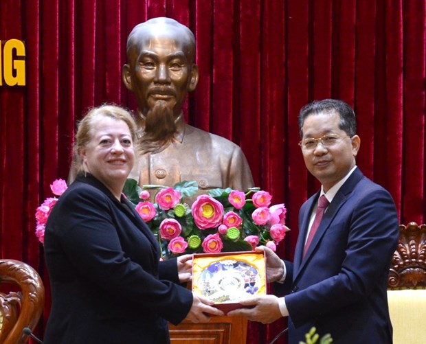 presenting a souvenir to the new russian consul general in da nang maria mizonova