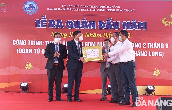 presenting a tet gift construction units