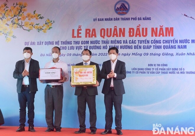 presenting tet gifts