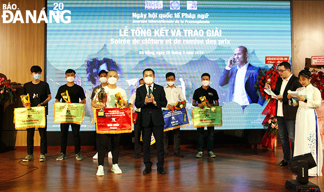 presenting the first prize