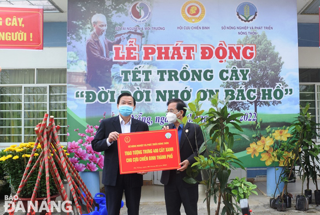 presenting the symbolic board of 400 seedlings