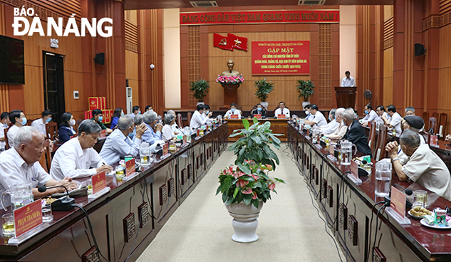 quang c e1 ba a3nh bu e1 bb 95i g e1 ba b7p m e1 ba b7t