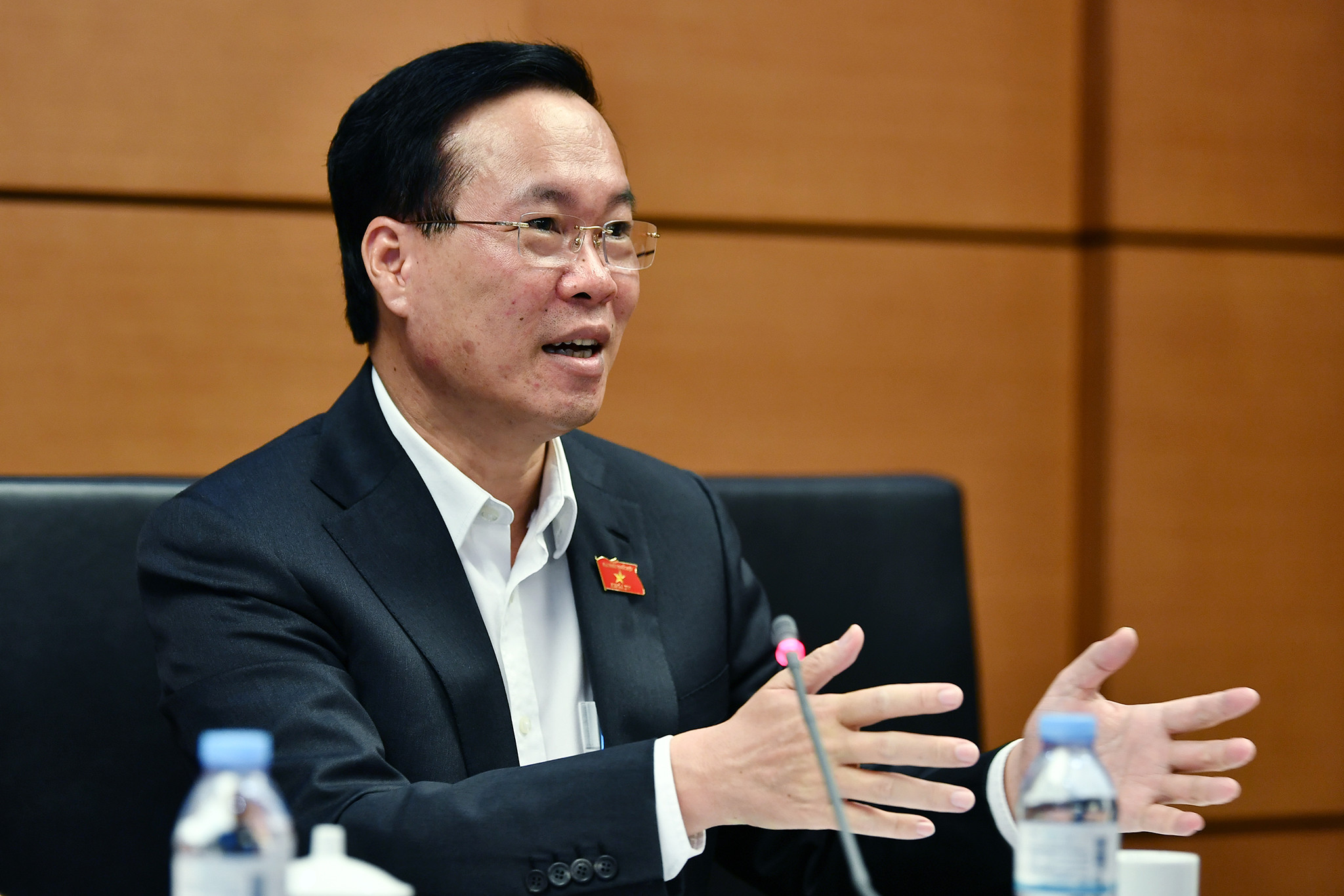 quoc hoi thao luan 2410