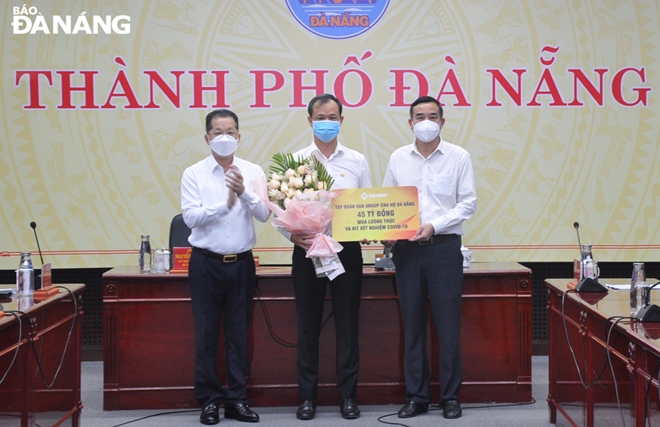 receive the symbolic board of the cash donation