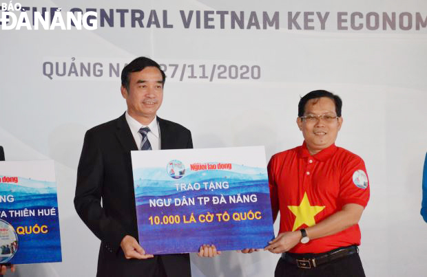 receiving 10 2c000 national flags