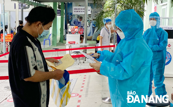 residents come to the da nang general hospital for checkups