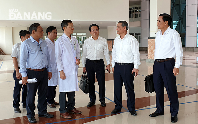 secretary nghia 282nd right 29 discussing with leaders of the da nang cancer hospital