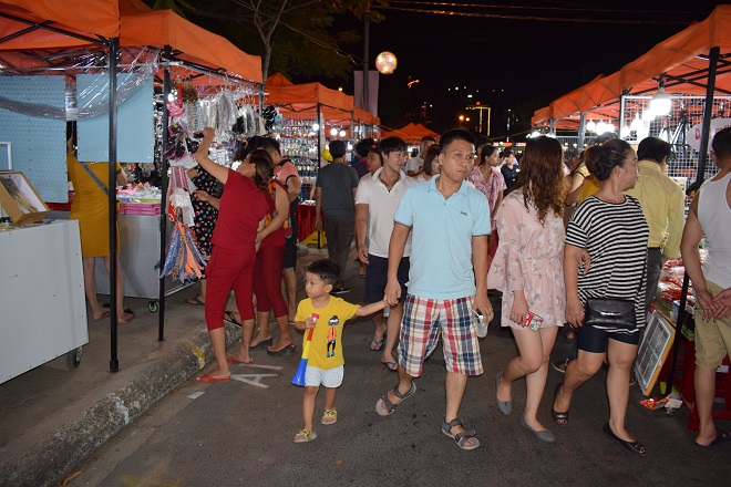 son tra night market