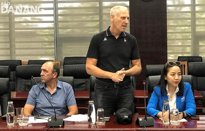 speaking at a meeting about the preparatory works