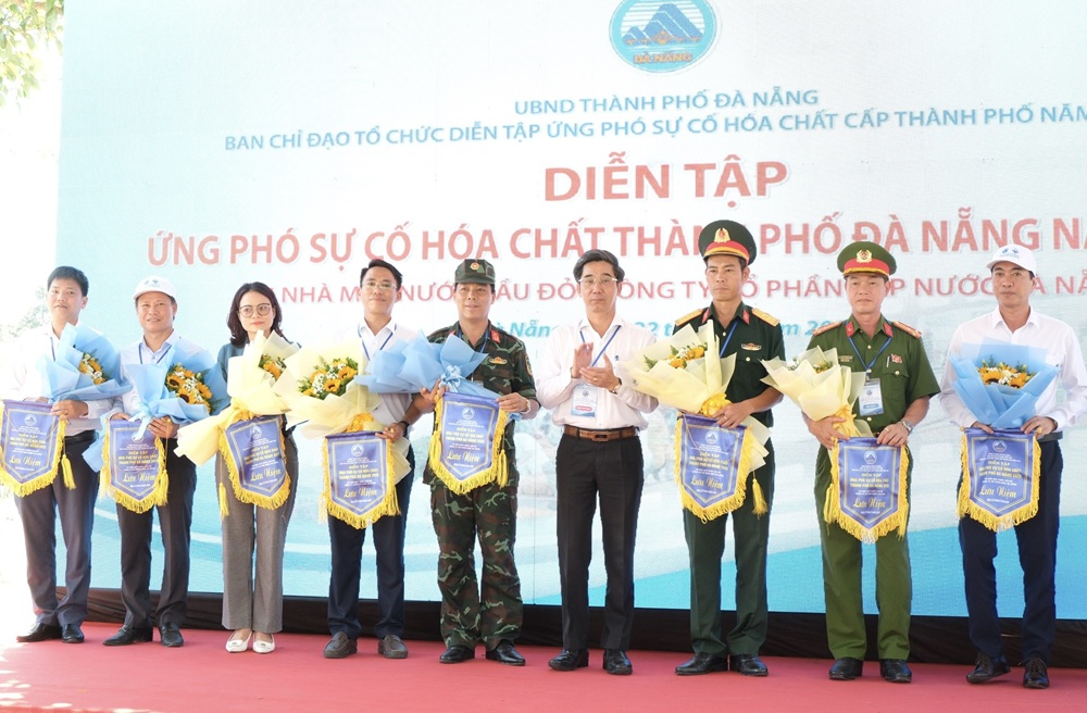 su co hoa chat 2025 1
