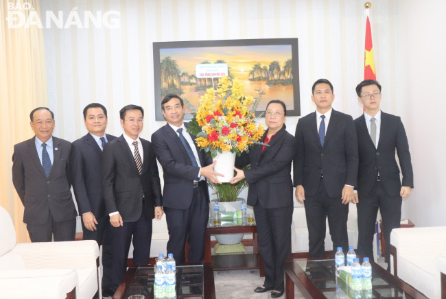 t e1 ba b7ng hoa v c3 a0 qu c3 a0 cho t e1 bb 95ng l c3 a3nh s e1 bb b1 qu c3 a1n trung qu e1 bb 91c t e1 ba a1i c4 90 c3 a0 n e1 ba b5ng