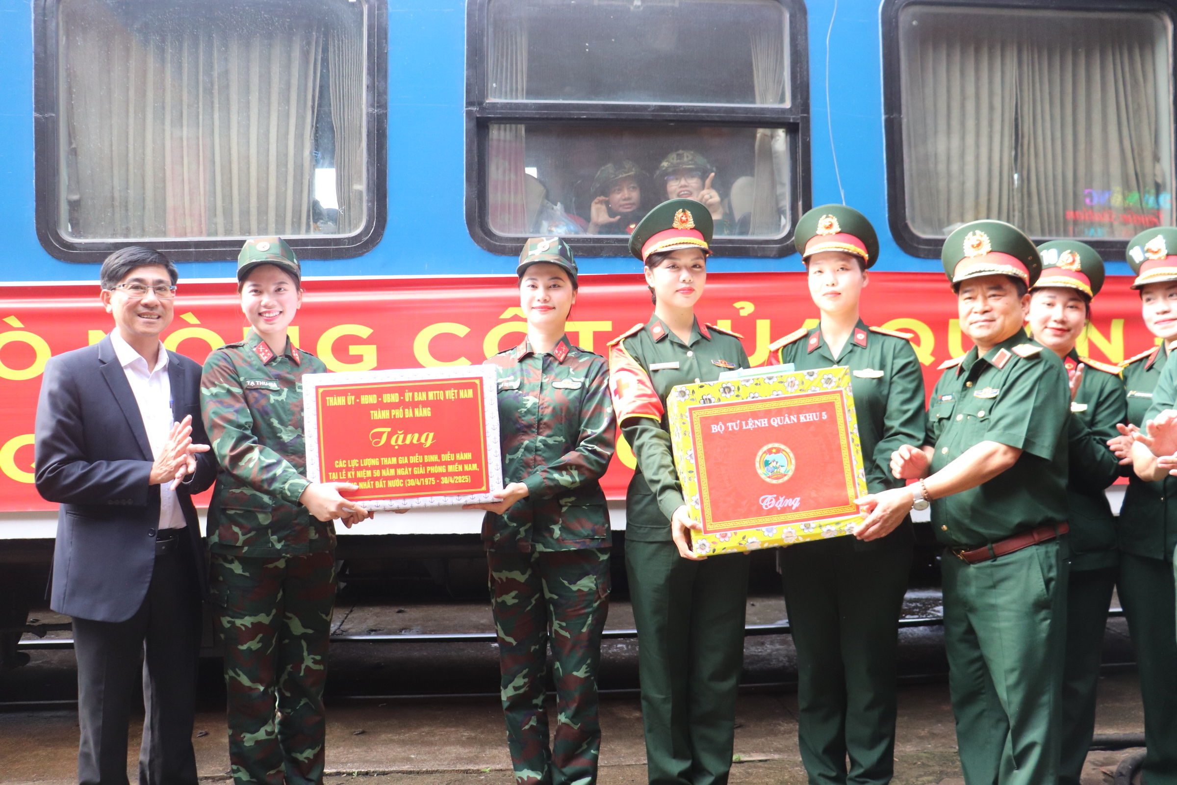 tang qua luc luong dieu binh 30 04 2025