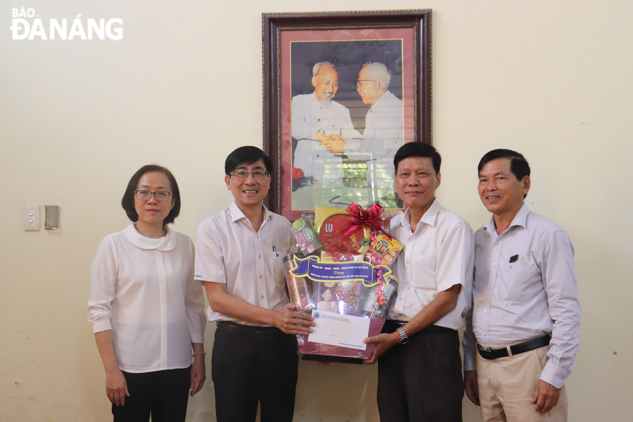 tang qua nguoi cao tuoi thang 6 nam 2025