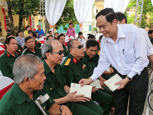 tang qua nguoi co cong