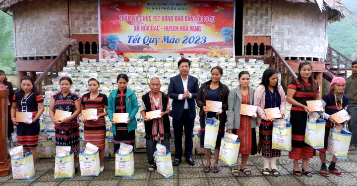 tang qua tet dong bao dan toc o hoa vang 1