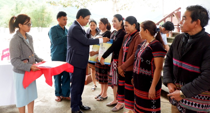 tang qua tet dong bao dan toc o hoa vang 2