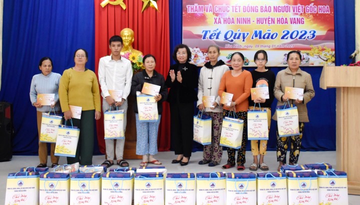 tang qua tet dong bao dan toc o hoa vang 3