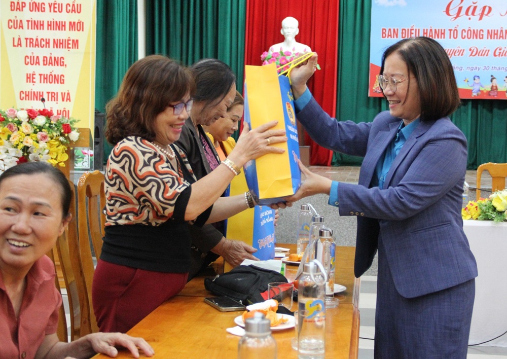tang qua tet to cong nhan tu quan 2024