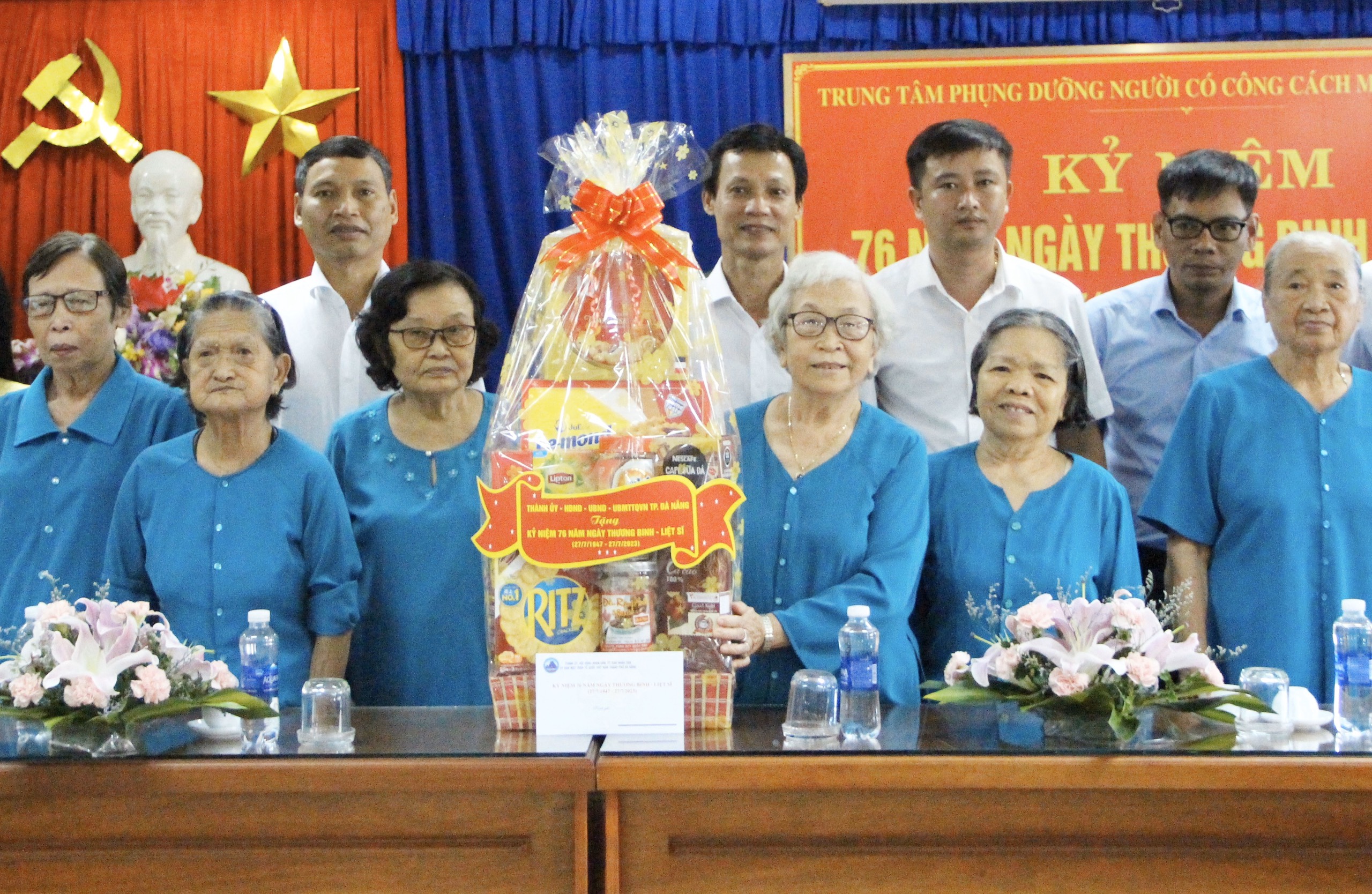 tham 2c tang qua gia dinh chinh sach 8