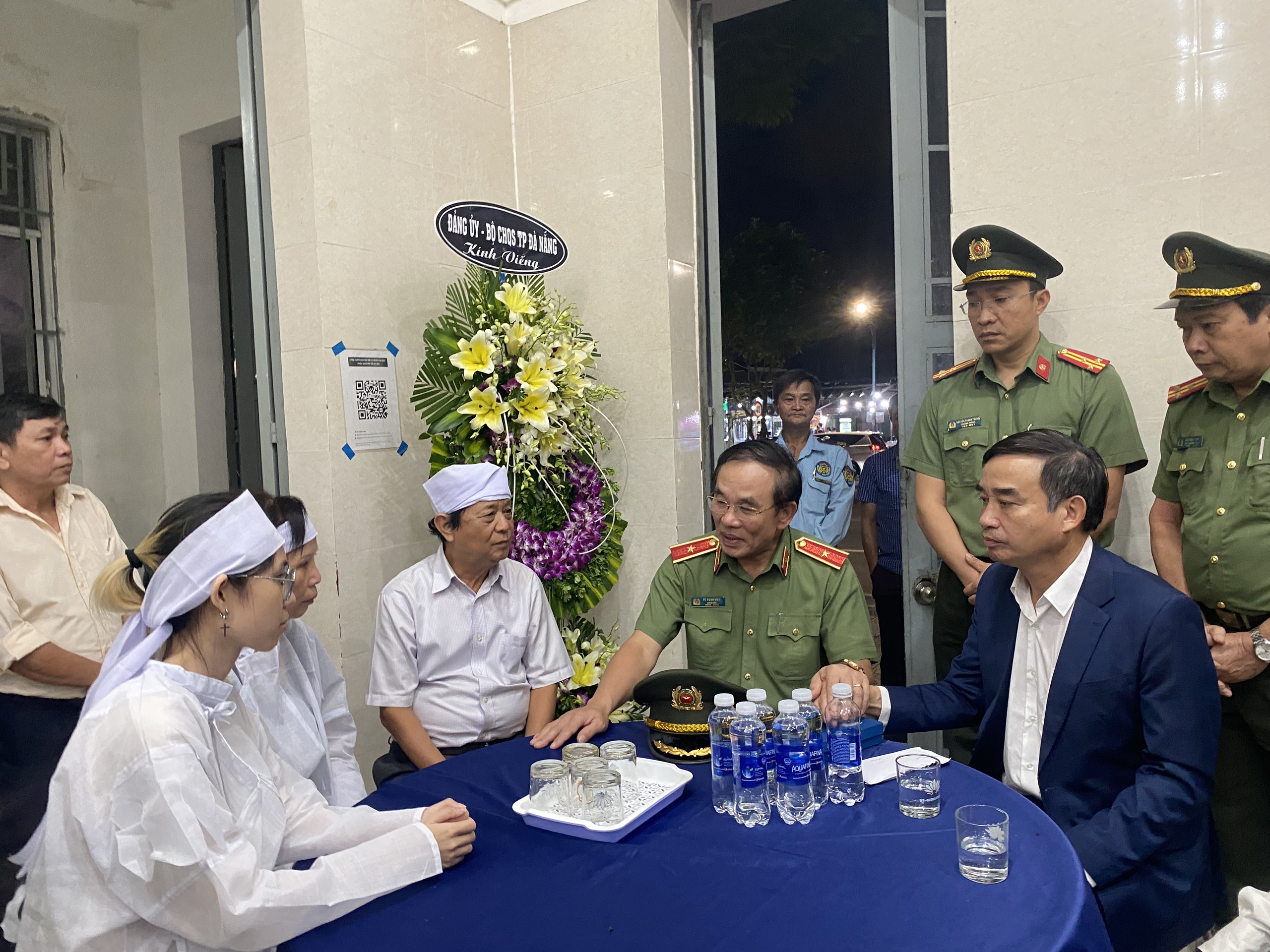 tham hoi gia dinh nan nhan cuop ngan hang 1