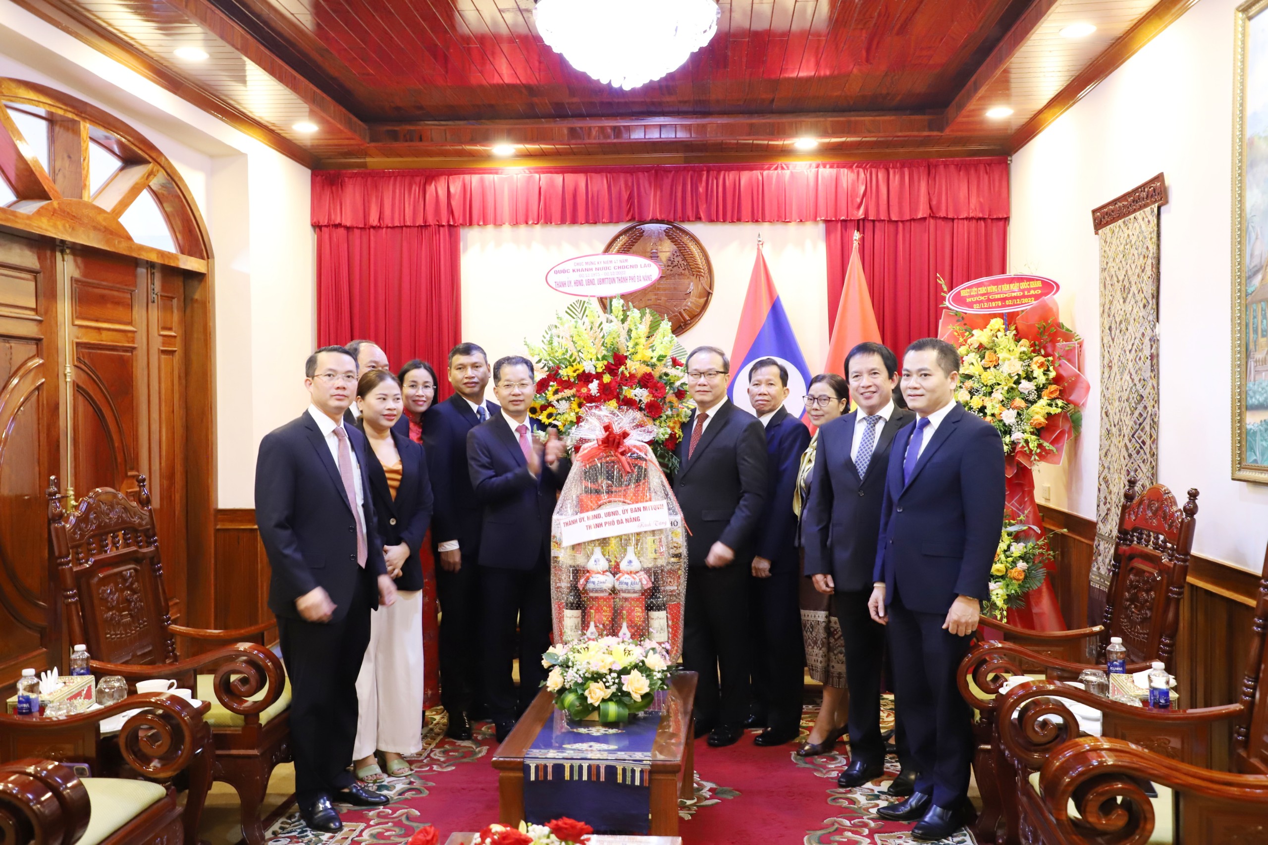 tham va chuc mung quoc khanh lao