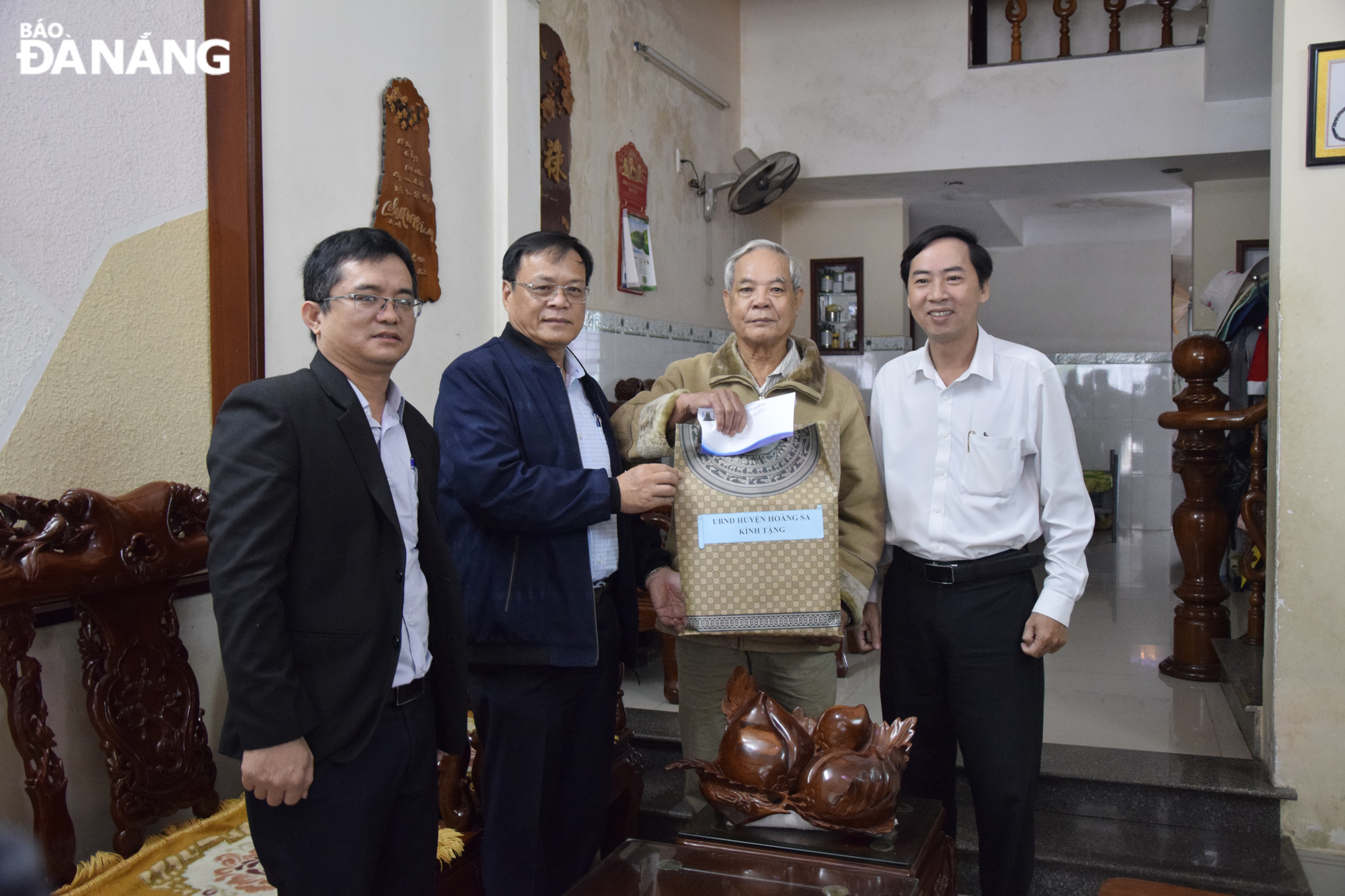 tham va tang qua tet nhan chung hoang sa