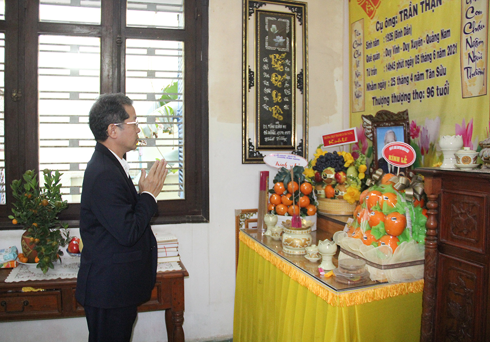 thap huong cac vi co lanh dao