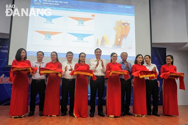 the ribbon cutting ceremony for the portal