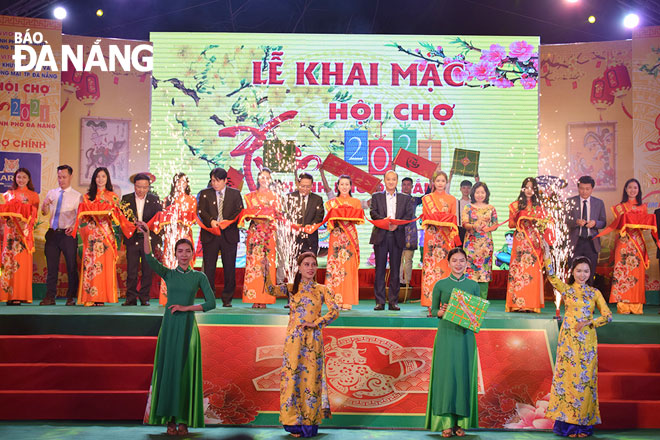 the ribbon cutting ceremony for the spring fair 2021