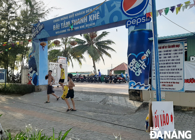 the thanh khe beach is very inviting to beach goers