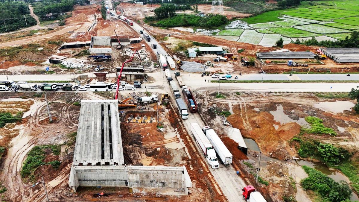 thi cong tet cao toc hoa lien